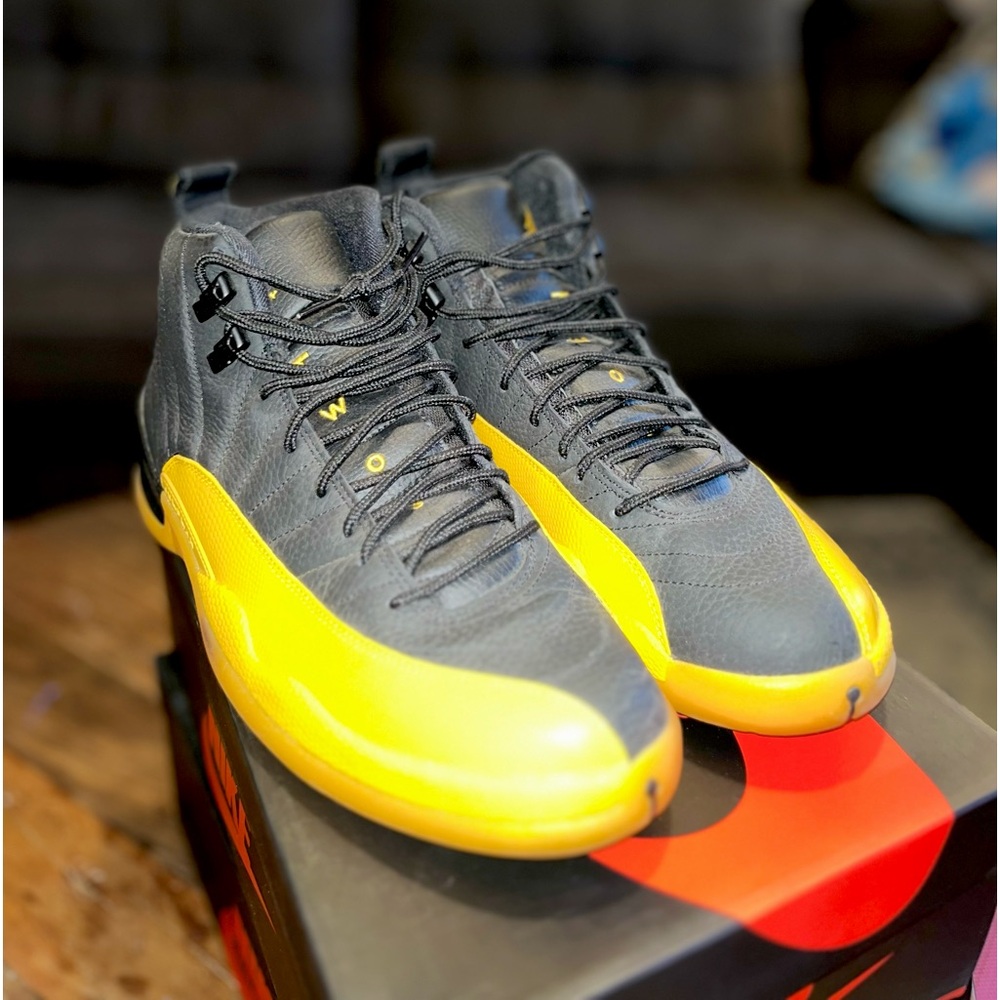 Jordan 12 Retro
Black University Gold - ORIGINAL BOX INCLUDED
